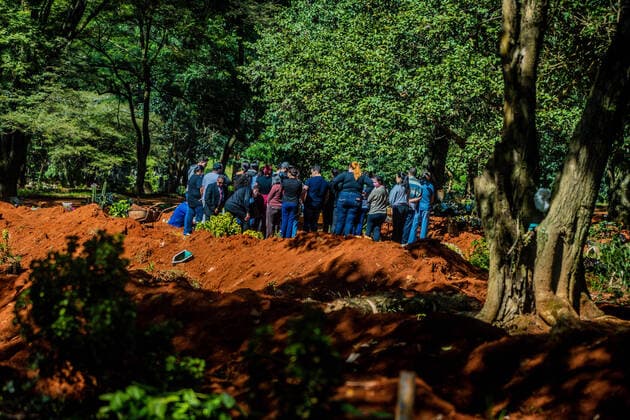 SÃO PAULO, SP - 10.04.2020: COVAS ABERTAS NO CEMITÉRIO DA VILA FORMOSA - Open pits waiting for the dead by the covid-19 and family members following burial in the cemetery of Vila Formosa located in the East Zone of the Capital Paulista, in São Paulo - SP. x1903101x  AntonioxMolina