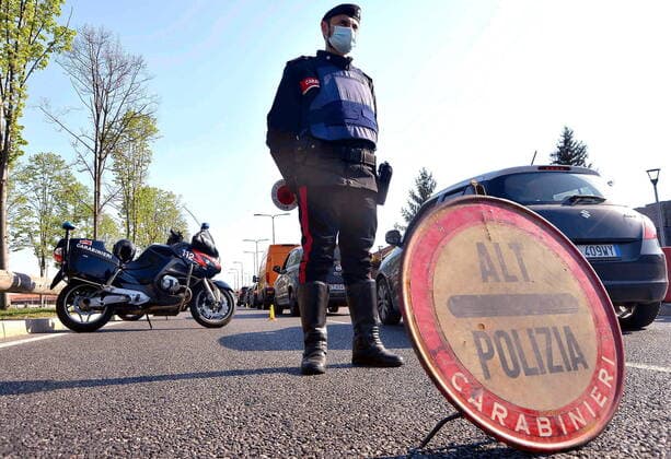 News Themen der Woche KW15 News Bilder des Tages Milan, coronavirus - Carabinieri roadblock in via Ripamonti, to control mobility and discourage possible Easter exodus (Maurizio Maule Fotogramma, Milan - 2020-04-10) p.s. la foto e utilizzabile nel rispetto del contesto in cui e stata scattata, e senza intento diffamatorio del decoro delle persone rappresentate  Copyright: xMaurizioxMaulex xFOTOGRAMMAx