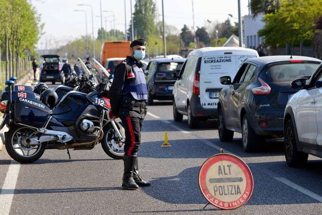 Milan, coronavirus - Carabinieri roadblock in via Ripamonti, to control mobility and discourage possible Easter exodus (Maurizio Maule Fotogramma, Milan - 2020-04-10) p.s. la foto e utilizzabile nel rispetto del contesto in cui e stata scattata, e senza intento diffamatorio del decoro delle persone rappresentate  Copyright: xMaurizioxMaulex xFOTOGRAMMAx