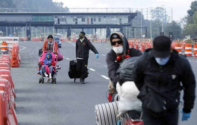 Venezuelan citizens return to their country, through the northern toll of Bogota, Colombia, 10 April 2020. In the absence of a refuge and economic possibilities caused by the covid-19, the Rojas family of 17 people, returned to Venezuela after spending a year in the capital. Venezuelan migrants leave Bogota to return to Venezuela !ACHTUNG: NUR REDAKTIONELLE NUTZUNG!  Copyright: xMauricioxDuenasxCastanedax AME1704 20200410-637221412452984137