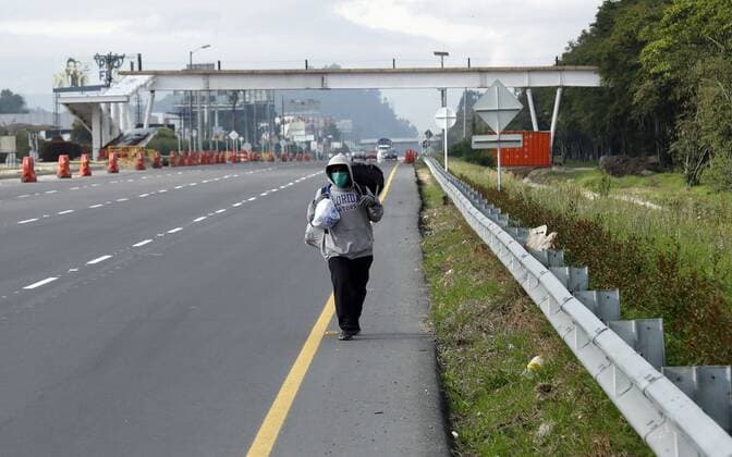 Venezuelan citizens return to their country, through the northern toll of Bogota, Colombia, 10 April 2020. In the absence of a refuge and economic possibilities caused by the covid-19, the Rojas family of 17 people, returned to Venezuela after spending a year in the capital. Venezuelan migrants leave Bogota to return to Venezuela !ACHTUNG: NUR REDAKTIONELLE NUTZUNG!  Copyright: xMauricioxDuenasxCastanedax AME1689 20200410-637221413081180076