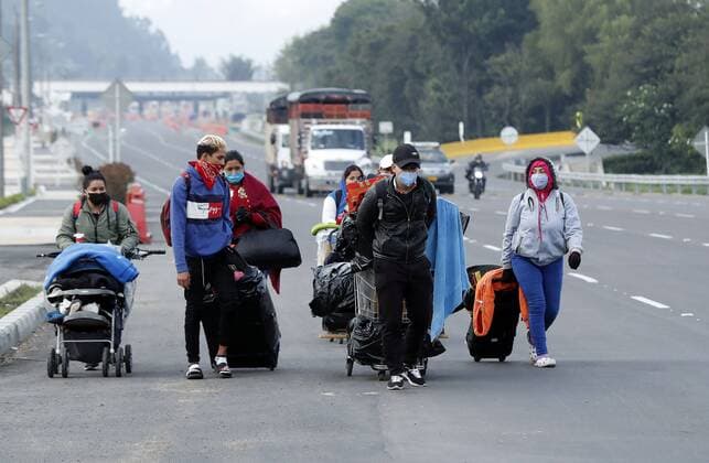 Venezuelan citizens return to their country, through the northern toll of Bogota, Colombia, 10 April 2020. In the absence of a refuge and economic possibilities caused by the covid-19, the Rojas family of 17 people, returned to Venezuela after spending a year in the capital. Venezuelan migrants leave Bogota to return to Venezuela !ACHTUNG: NUR REDAKTIONELLE NUTZUNG!  Copyright: xMauricioxDuenasxCastanedax AME1690 20200410-637221413091336455