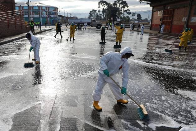 Workers and members of the security forces participate in the cleaning day of the common areas of the Corabastos market square, in Bogota, Colombia, 10 April 2020. Some 180,000 square meters of the country s main market pantry will be cleaned for 48 hours to reduce the risks of COVID-19 contagion. Washing and disinfection of the Bogota Supply Corporation !ACHTUNG: NUR REDAKTIONELLE NUTZUNG!  Copyright: xCarlosxOrtegax AME1678 20200410-637221413783413419