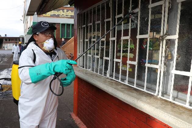 Workers and members of the security forces participate in the cleaning day of the common areas of the Corabastos market square, in Bogota, Colombia, 10 April 2020. Some 180,000 square meters of the country s main market pantry will be cleaned for 48 hours to reduce the risks of COVID-19 contagion. Washing and disinfection of the Bogota Supply Corporation !ACHTUNG: NUR REDAKTIONELLE NUTZUNG!  Copyright: xCarlosxOrtegax AME1683 20200410-637221413825288694