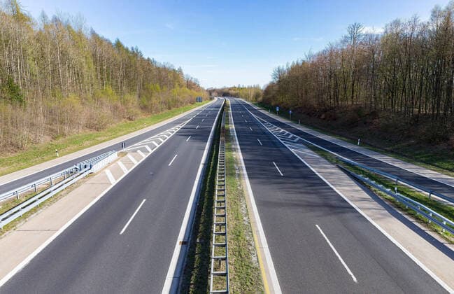 10 04 2020, xomx Press, Corona Crisis Germany stands still Picture Normally Easter traffic rolls here on Good Friday on the A7 In times of the Corona pandemic crisis the Autobahn 7 between Fulda and Wuerzburg is empty Exit Bad Brueckenau Volkers Direction Wuerzburg Copyright: HMBxMedia OliverxMueller