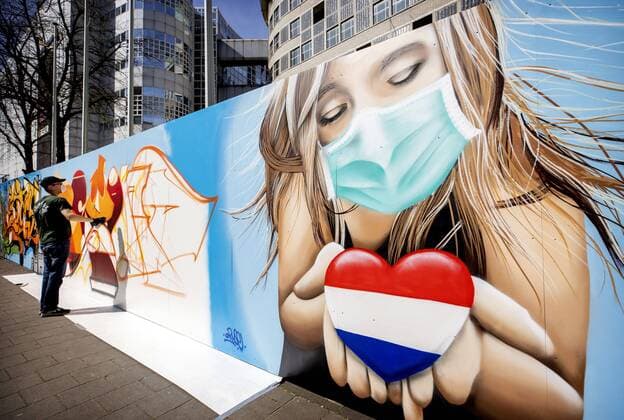 News Themen der Woche KW15 2020-04-10 12:56:44 DEN HAAG - Een muurschildering van Casper Cruse op de bouwschutting bij het toekomstige Post NL-hoofdkantoor. De makers willen mensen die het zwaar hebben ten tijde van het coronavirus met de schildering een hart onder de riem steken. ANP KOEN VAN WEEL  Copyright: xANPx x409443082x
