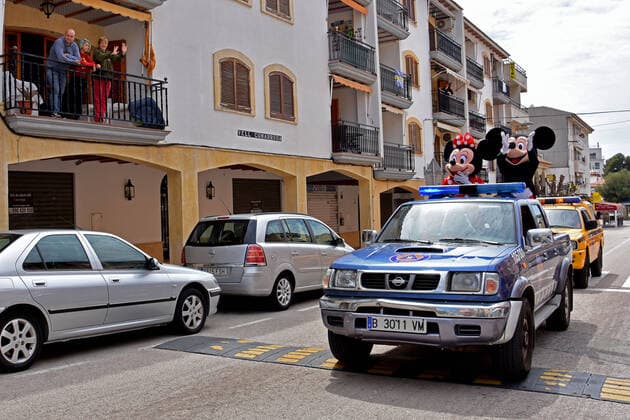 April 10, 2020, Vendrell, Spain: Civil Protection Volunteers from El Vendrell dressed as Mickey and Minnie Mouse greet people who are confined in their houses during the coronavirus crisis..Volunteers from Civil Protection of El Vendrell, two of them disguised as Disney characters, Mickey Mouse and Minnie Mouse have toured the streets of the city to cheer up the neighbours and the children who are in their homes, serving the confinement due the Covid-19 health crisis. Vendrell Spain - ZUMAs197 20200410_zaa_s197_054 Copyright: xRamonxCostax