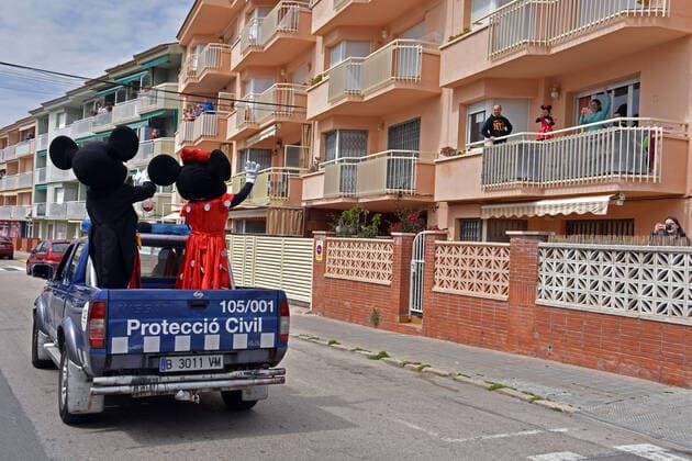 News Bilder des Tages April 10, 2020, Vendrell, Spain: Civil Protection Volunteers from El Vendrell dressed as Mickey and Minnie Mouse greet people who are confined in their houses during the coronavirus crisis..Volunteers from Civil Protection of El Vendrell, two of them disguised as Disney characters, Mickey Mouse and Minnie Mouse have toured the streets of the city to cheer up the neighbours and the children who are in their homes, serving the confinement due the Covid-19 health crisis. Vendrell Spain - ZUMAs197 20200410_zaa_s197_057 Copyright: xRamonxCostax