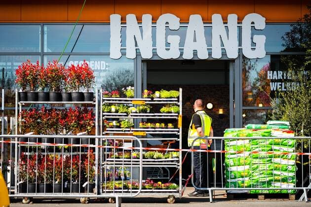 2020-04-10 12:07:37 GELEEN - Drukte bij bouwmarkt Hornbach in Geleen vanwege feestdag Goede Vrijdag. Vanwege de de gesloten winkels in Duitsland komen ook veel Duitsers over de grens winkelen. Foto: Rob Engelaar Hollandse Hoogte  Copyright: xx x409439547x