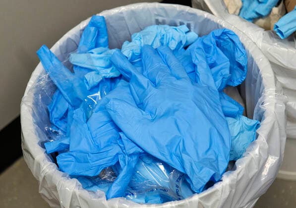Gebrauchte Schutzhandschuhe liegen in einem Muelleimer am 03.04.2020 in einem Labor in Jena. search: Deutschland neue Bundeslaender Thueringen Untersuchung Laboruntersuchung Thueringen Labor Soziales Sozial Gesundheit Krise Coronakrise COVID-19 Corona Coronavirus Virus Covid Covid-19 Covid19 Covid 19 Coronaepidemie Epedemie Pandemie Coronainfektion Coronapandemie Coronavirus Outbreak Infektion Risiko minimieren Gesundheitsschutz Arbeitshandschuh Arbeitshandschuhe Arbeitsschutz Massnahmen Infektionsschutz Leere Pandemie Regierung SARS-CoV-2 Symbolfoto Symbolbild Symbolphoto Symbolik symbolisch health infection infectious disease pandemic precautionary prevention protection schuetzen symbolic image Epidemic Epidemics Epidemie Europa Europe Germany Gesundheitsorganisation Gesundheitspersonal Laboratory Labormedizin Risiko Risiken Ansteck