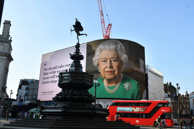The Queen s coronavirus speech illuminated on Piccadilly Circus billboard as UK lockdown continues. Extracts from The QueenÕs Message to the Nation appear on the world-famous Piccadilly Lights in London, UK . 10 04 2020. London, United Kingdom. The Queen on Piccadilly Circus billboard.  xNilsxJorgensenx xi-Imagesx IIM-21011-0005