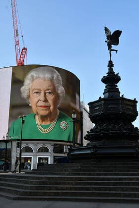The Queen s coronavirus speech illuminated on Piccadilly Circus billboard as UK lockdown continues. Extracts from The QueenÕs Message to the Nation appear on the world-famous Piccadilly Lights in London, UK . 10 04 2020. London, United Kingdom. The Queen on Piccadilly Circus billboard.  xNilsxJorgensenx xi-Imagesx IIM-21011-0012