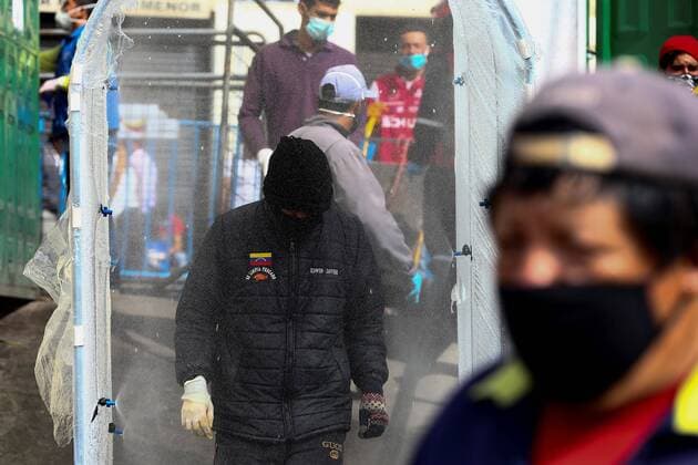 A man with a facial mask enters through a disinfection tunnel in the San Roque market, one of the largest in Quito, Ecuador, 10 April 2020. Quito citizens buy there the ingredients of the famous Fanesca, the traditional stew of Easter in Ecuador, which is usually served on Good Friday. Fanesca, the Ecuadorian dish on Good Friday, stays at home due to COVID-19 !ACHTUNG: NUR REDAKTIONELLE NUTZUNG!  Copyright: xJosexJacomex AME1811 20200410-637221599553764787