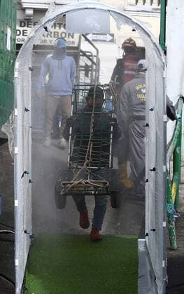 A man with a facial mask enters through a disinfection tunnel in the San Roque market, one of the largest in Quito, Ecuador, 10 April 2020. Quito citizens buy there the ingredients of the famous Fanesca, the traditional stew of Easter in Ecuador, which is usually served on Good Friday. Fanesca, the Ecuadorian dish on Good Friday, stays at home due to COVID-19 !ACHTUNG: NUR REDAKTIONELLE NUTZUNG!  Copyright: xJosexJacomex AME1809 20200410-637221599565171142