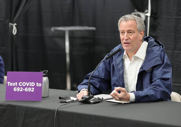 News Bilder des Tages April 10, 2020, New York, NY, USA: USTA Billie Jean King National Tennis Center, New York, USA, April 10, 2020 - Mayor Bill de Blasio Greets Health Care Workers and Hold a Media Availability at the USTA Billie Jean King National Tennis Center. The Tennis Center was Transformed in to a New Temporary Hospital to Help on the Corona Virus Pandemic today in Flushing Meadows Corona Park in Queens. Photo: EuropaNewswire..PHOTO CREDIT MANDATORY. New York USA - ZUMAra1_ 20200410_zap_ra1_012 Copyright: xLuizxRampelottox