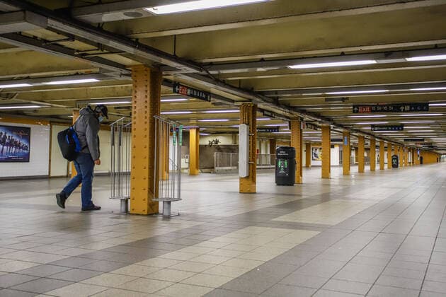 April 10, 2020, New York, NEW YORK, EUA: New York Metro is seen empty during COVID-19 coronavirus pandemic in the United States. New York USA - ZUMAc233 20200410_zsp_c233_039 Copyright: xVanessaxCarvalhox