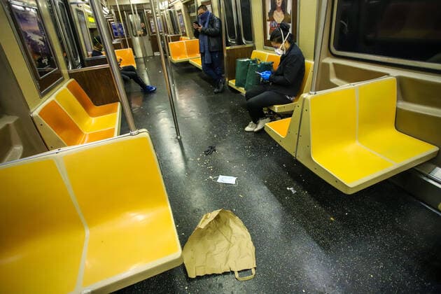 April 10, 2020, New York, NEW YORK, EUA: New York Metro is seen with a lot of trash during the COVID-19 coronavirus pandemic in the United States. 19 New York USA - ZUMAc233 20200410_zsp_c233_059 Copyright: xVanessaxCarvalhox