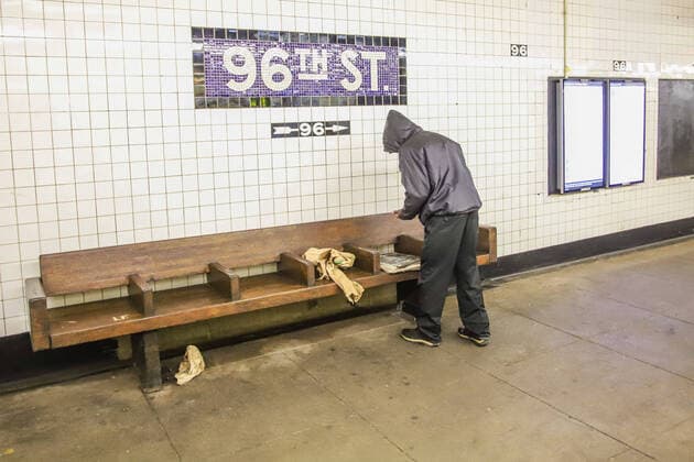 April 10, 2020, New York, NEW YORK, EUA: New York Metro is seen with a lot of trash during the COVID-19 coronavirus pandemic in the United States. 19 New York USA - ZUMAc233 20200410_zsp_c233_064 Copyright: xVanessaxCarvalhox