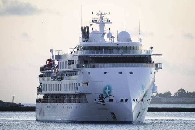 View of the Greg Mortimer ship during its arrival at the port of Montevideo, Uruguay, 10 April 2020. The Chancellery and the Ministry of Public Health (MSP) of Uruguay are carrying out the evacuation of 112 Australian and New Zealand passengers from the ship Greg Mortimer, with most of its people on board affected by COVID-19, with a view to their repatriation to Australia. Uruguayan Foreign Minister Ernesto Talvi confirmed that the rest of the cruise ship s occupants will remain in quarantine on the ship. The Australian ship with infected by COVID-19 docks in the port of Montevideo !ACHTUNG: NUR REDAKTIONELLE NUTZUNG!  Copyright: xRaúlxMartínezx AME1868 20200411-637221697438513125