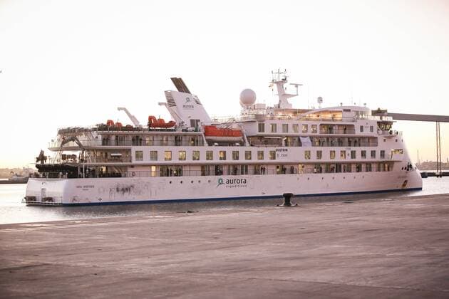 View of the Greg Mortimer ship during its arrival at the port of Montevideo, Uruguay, 10 April 2020. The Chancellery and the Ministry of Public Health (MSP) of Uruguay are carrying out the evacuation of 112 Australian and New Zealand passengers from the ship Greg Mortimer, with most of its people on board affected by COVID-19, with a view to their repatriation to Australia. Uruguayan Foreign Minister Ernesto Talvi confirmed that the rest of the cruise ship s occupants will remain in quarantine on the ship. The Australian ship with infected by COVID-19 docks in the port of Montevideo !ACHTUNG: NUR REDAKTIONELLE NUTZUNG!  Copyright: xRaúlxMartínezx AME1877 20200411-637221697473200844