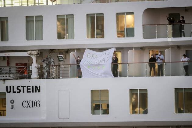 Passengers of the Greg Mortimer ship show a banner that reads Thank you Uruguay during their arrival at the port of Montevideo, Uruguay, 10 April 2020. The Chancellery and the Ministry of Public Health (MSP) of Uruguay are carrying out the evacuation of 112 Australian and New Zealand passengers from the ship Greg Mortimer, with most of its people on board affected by COVID-19, with a view to their repatriation to Australia. Uruguayan Foreign Minister Ernesto Talvi confirmed that the rest of the cruise ship s occupants will remain in quarantine on the ship. The Australian ship with infected by COVID-19 docks in the port of Montevideo !ACHTUNG: NUR REDAKTIONELLE NUTZUNG!  Copyright: xRaúlxMartínezx AME1871 20200411-637221698144809942