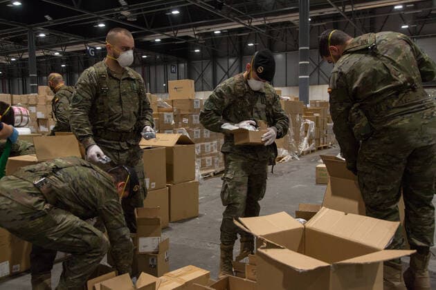 Spain: Field Hospital at IFEMA for COVID-19 patients Military personnel help in the elaboration of sanitary bags for the patients of Covid-19 of the IFEMA Field Hospital. Madrid Madrid Spain Copyright: FerxCapdeponxArroyo