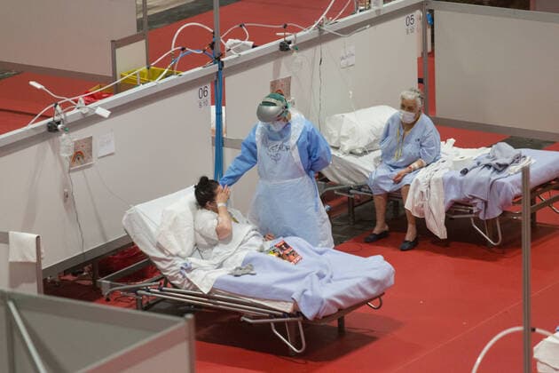 Spain: Field Hospital at IFEMA for COVID-19 patients A doctor visits a Covid-19 patient inside the IFEMA Field Hospital in Madrid, Madrid Madrid Spain Copyright: FerxCapdeponxArroyo