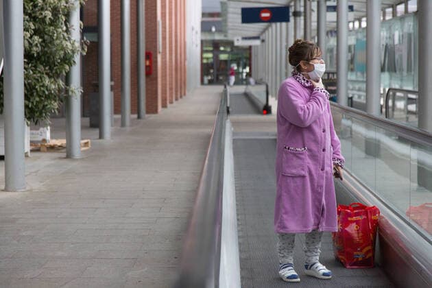 Spain: Field Hospital at IFEMA for COVID-19 patients Irena, 59, leaves the IFEMA field hospital after being hospitalized for more than two weeks for Covid-19. Madrid Madrid Spain Copyright: FerxCapdeponxArroyo