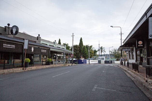 (200411) -- JOHANNESBURG, April 11, 2020 (Xinhua) -- Photo taken on April 10, 2020 shows an empty street in Johannesburg, South Africa. South African President Cyril Ramaphosa on Thursday announced that the country s lockdown aimed at stemming the spread of COVID-19 would be extended for another two weeks. (Photo by Yeshiel Xinhua) SOUTH AFRICA-JOHANNESBURG-COVID-19 