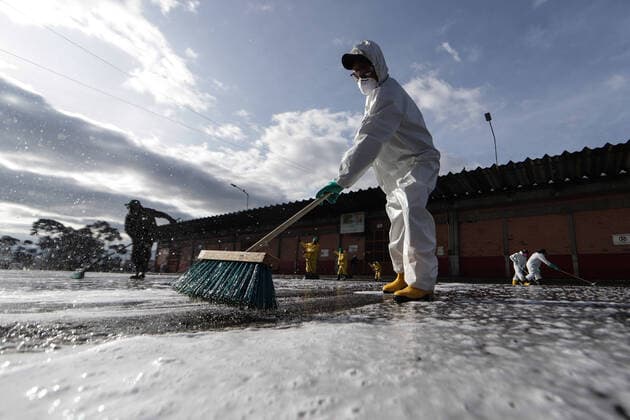 News Bilder des Tages (200411) -- BOGOTA, April 11, 2020 (Xinhua) -- Members of staff disinfect a farm product market amid coronavirus pandemic in Bogota, Colombia, April 10, 2020. (Photo by Jhon Paz Xinhua) COLOMBIA-BOGOTA-COVID-19 
