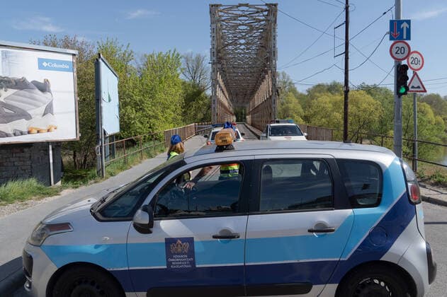 (200411) -- BUDAPEST, April 11, 2020 -- Police stand guard at an entrance to a public park to be closed on the Easter weekend due to the COVID-19 pandemic in Budapest, Hungary, on April 10, 2020. (Photo by Xinhua) HUNGARY-BUDAPEST-COVID-19-PARK CLOSURE AttilaxVolgyi 