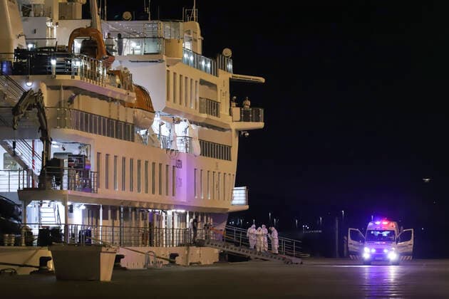 News Themen der Woche KW15 News Bilder des Tages April 10, 2020, Montevideo, Montevideo, Uruguay: The Greg Mortimer cruise ship docks in the port in Montevideo to evacuate and repatriate 112 Australian and New Zealand tourists, some of them infected with COVID-19. Montevideo Uruguay - ZUMAz106 20200410_zip_z106_007 Copyright: xMauricioxZinax