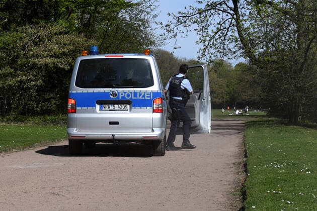 Gelsenkirchen 10 04 2020, NRW, coronavirus Output restriction, contact restriction Gelsenkirchen police at corona controls around Berger Lake 10 04 2020, NRW, coronavirus Output restriction, contact restriction Copyright: xThomasxThienelx Eibner-Pressefotox EP_ttl