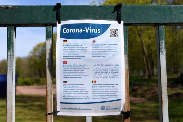 Gelsenkirchen 10 04 2020, NRW, Coronavirus Output restriction, contact restriction Sign of the City of Gelsenkirchen with rules of conduct in different languages during the time of the Corona Virus Pandemic 10 04 2020, NRW, Coronavirus Output restriction, contact restriction Copyright: xThomasxThienelx Eibner-Pressefotox EP_ttl