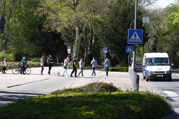 Gelsenkirchen 10 04 2020, NRW, Coronavirus Output restriction, contact restriction Ice cream van sells ice cream at the roadside during the time of the corona pandemic The safety distance will obviously be switched on 10 04 2020, NRW, Coronavirus Output restriction, contact restriction Copyright: xThomasxThienelx Eibner-Pressefotox EP_ttl