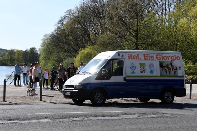 Gelsenkirchen 10 04 2020, NRW, Coronavirus Output restriction, contact restriction Ice cream van sells ice cream at the roadside during the time of the corona pandemic The safety distance will obviously be switched on 10 04 2020, NRW, Coronavirus Output restriction, contact restriction Copyright: xThomasxThienelx Eibner-Pressefotox EP_ttl