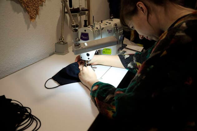 Nora from Berlin sewing face masks Berlin, 10 04 2020 Foto:xS.xGabschx xFuturexImage