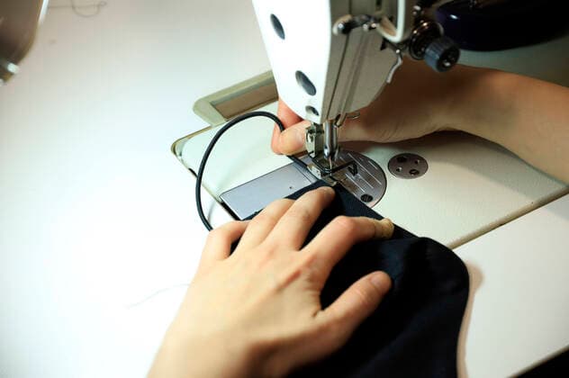 Nora from Berlin sewing face masks Berlin, 10 04 2020 Foto:xS.xGabschx xFuturexImage