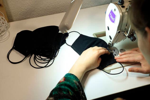 Nora from Berlin sewing face masks Berlin, 10 04 2020 Foto:xS.xGabschx xFuturexImage