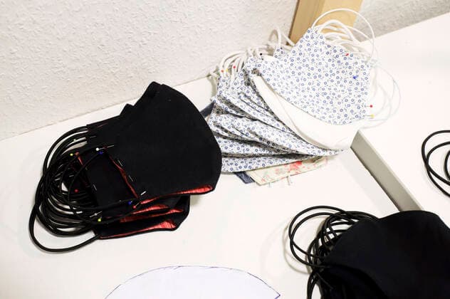 Nora from Berlin sewing face masks Berlin, 10 04 2020 Foto:xS.xGabschx xFuturexImage
