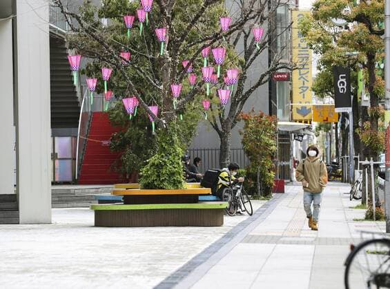 Coronavirus in Japan, Eindrücke aus Osaka New coronavirus Few people walk in Osaka s American village on April 11, 2020, as a state of emergency is in place in Tokyo, Osaka and five other prefectures in Japan amid the spread of the new coronavirus. 