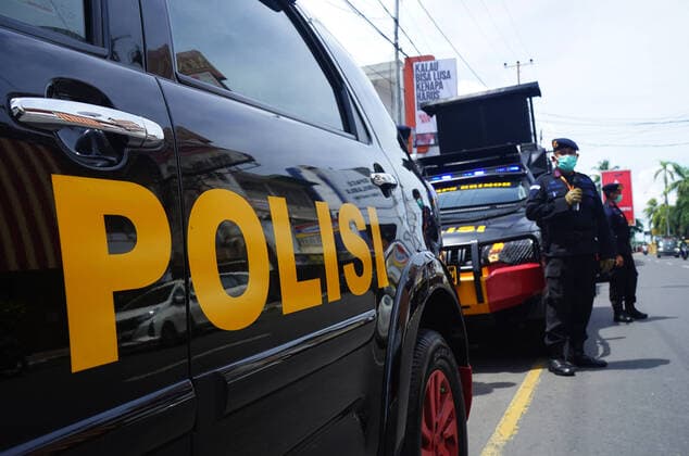 Indonesia: Police Patrol during the Covid-19 outbreak The South Sulawesi Regional Police Mobile Brigade took to the streets to patrol using tactical vehicles to urge residents not to gather and conduct social distancing or return home if there were no urgent activities. The appeal was made to prevent the spread of the corona virus (Covid-19) which is now increasingly widespread in Indonesia. Residents are also asked to wear masks when they are outside the home. Makassar South Sulawesi Indonesia Copyright: HerwinxBahar