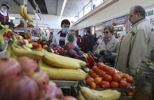 NOVOSIBIRSK, RUSSIA - APRIL 11, 2020: Fruits and vegetables for sale at the Oktyabrsky food market. Russian President Vladimir Putin has expanded non-working period till April 30, 2020 to prevent the spread of the novel coronavirus. Kirill Kukhmar TASS  TS0D547B