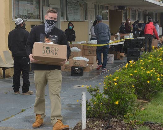 Free warm vegetarian meals are distributed to the public at the Khalsa Care Foundation amid the coronavirus pandemic in in Los Angeles on Friday, April 10, 2020.  LAP2020041006 JIMxRUYMEN