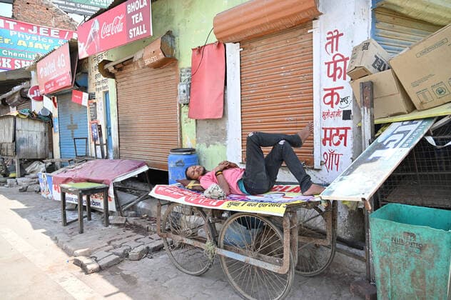 April 11, 2020, Prayagraj, Uttar Pradesh, India: Prayagraj: A shopkeeper rest on a cart during a government-imposed nationwide lockdown as a preventive measure against the COVID-19 coronavirus, in Allahabad on Saturday, April 11,2020. Prayagraj India - ZUMAv115 20200411_zap_v115_009 Copyright: xPrabhatxKumarxVermax