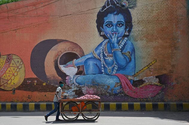 April 11, 2020, Prayagraj, Uttar Pradesh, India: Prayagraj: A vegetable walks during a government-imposed nationwide lockdown as a preventive measure against the COVID-19 coronavirus, in Allahabad on Saturday, April 11,2020. Prayagraj India - ZUMAv115 20200411_zap_v115_010 Copyright: xPrabhatxKumarxVermax