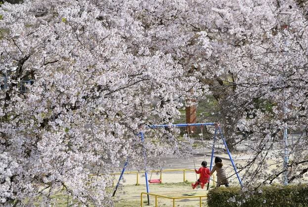 Coronavirus in Japan, Eindrücke aus Osaka New coronavirus A boy and his mother play at a park in Osaka on April 11, 2020, as a state of emergency is in place in the western Japan city over the coronavirus pandemic. 