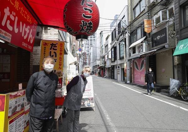Coronavirus in Japan, Eindrücke aus Osaka New coronavirus Takoyaki octopus snack shop owners open their shop in Osaka s American village commercial district in western Japan on April 11, 2020, after suspending business since the beginning of the month amid the spread of the coronavirus. 