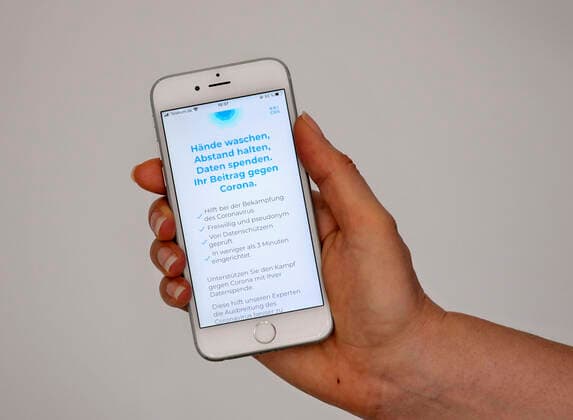 11 04 2020, Coronavirus App on a smartphone The data donation app from the Robert Koch Institute RKI installed on an iphone transmits health and activity data for faster containment of the pandemic 11 04 2020, Coronavirus App on the RKI to the smartphone 11 04 2020, Coronavirus App on the RKI to the smartphone
