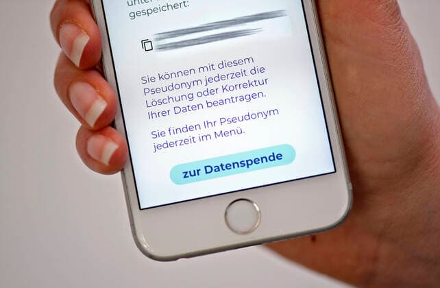 11 04 2020, Coronavirus App on a smartphone The data donation app from the Robert Koch Institute RKI installed on an iphone transmits health and activity data for faster containment of the pandemic The data donation app from the Robert Koch Institute RKI installed on an iphone transmits health and activity data for faster containment of the pandemic Data donation is available on screen 11 04 2020, Coronavirus App on the RKI to the smartphone 11 04 2020, Coronavirus App